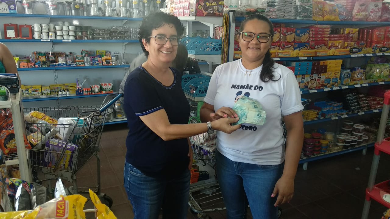 Supermercado Cerrocoraense sorteia R$500 com seus clientes, ganhadora de novembro.