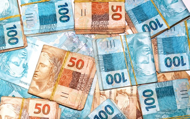 Limite de moeda em espécie para viajar sobe de R$ 10 mil para R$ 52,7 mil