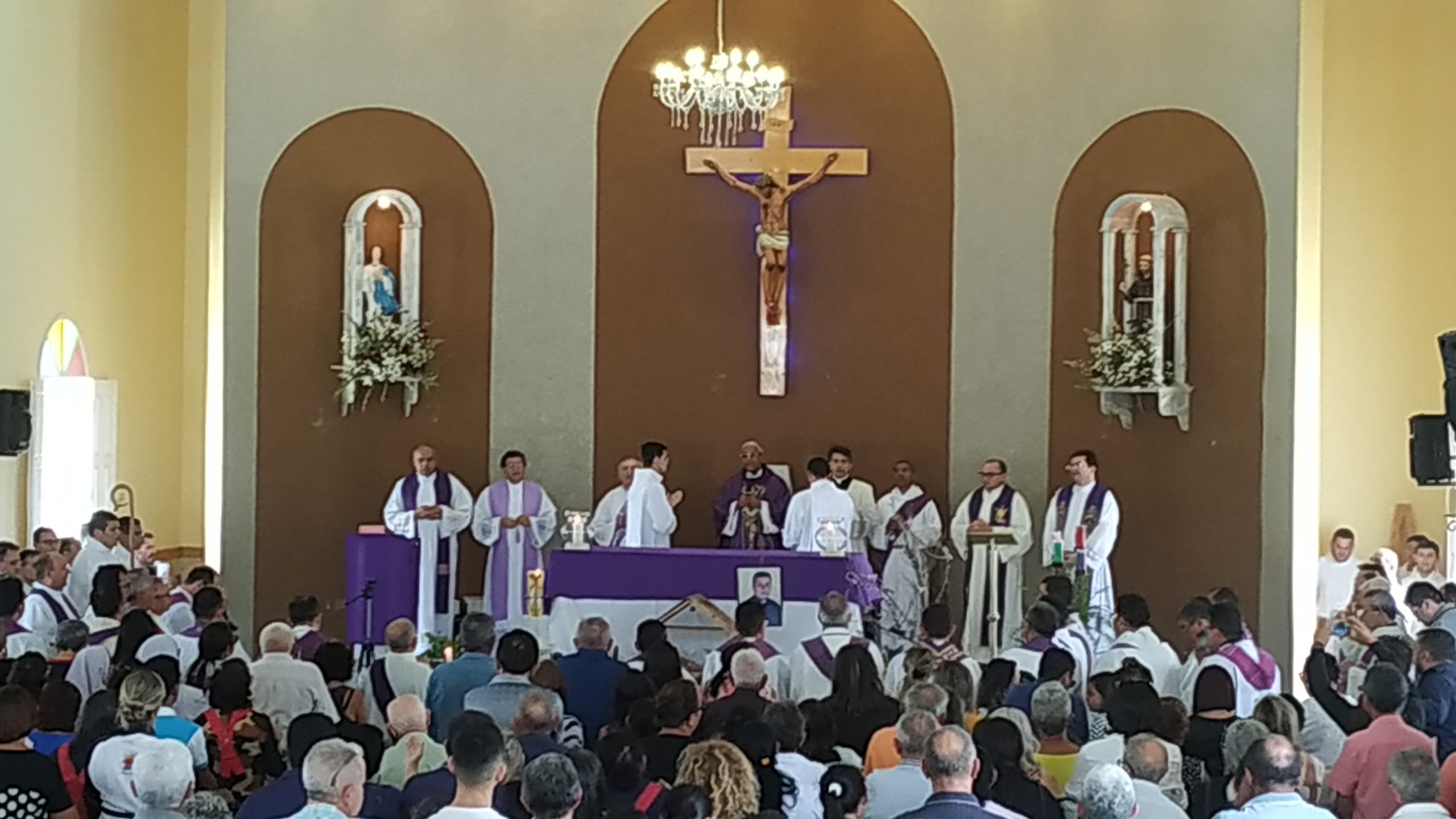 Bispo diocesano Dom Antônio Carlos celebra missa de exéquias do Padre Erivan Primo