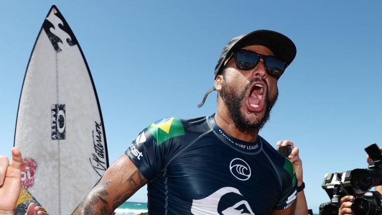 Potiguar Ítalo Ferreira desbanca Gabriel Medina e conquista o título mundial de surfe