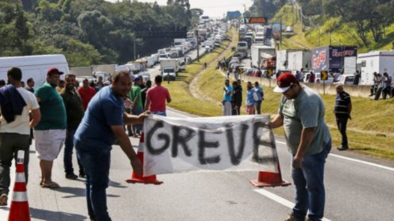 Apoio a Bolsonaro divide caminhoneiros e bloqueia manifestações