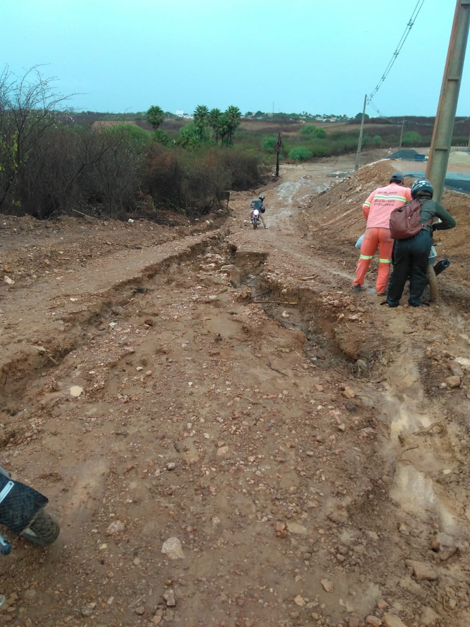 Chuva de 140mm em Cerro Corá causa danos e poste ameaça cair na RN 087(vídeo)