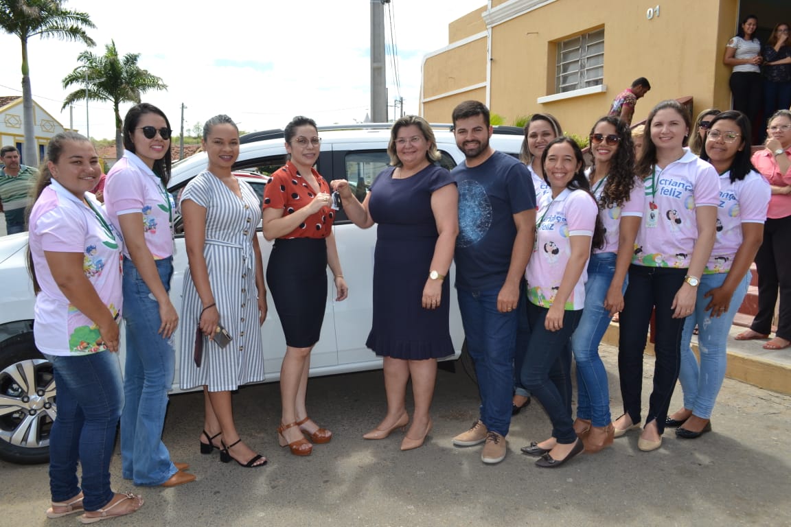 Prefeita de Cerro Corá entrega veiculo para atender o Programa Criança Feliz
