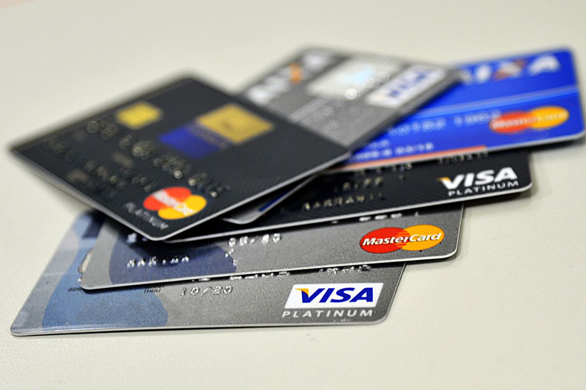 Juros do cartão de crédito caem para 437,3% em junho, diz Banco Central