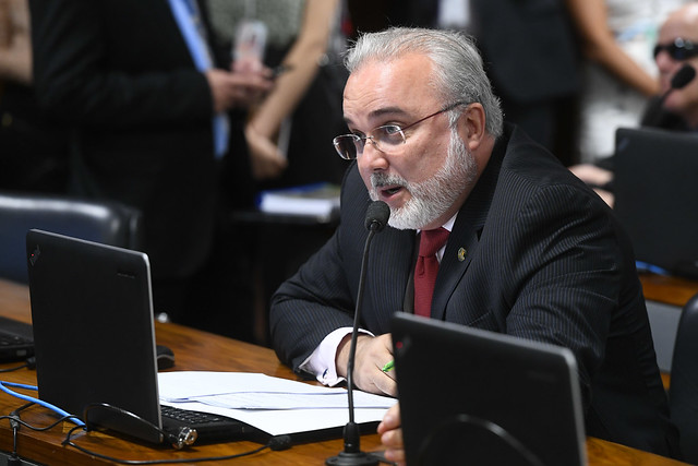 “Em vez de avaliar os brasileirinhos, Abraham Weintraub deveria fazer uma autoavaliação de sua gestão no MEC”, afirma Jean Paul