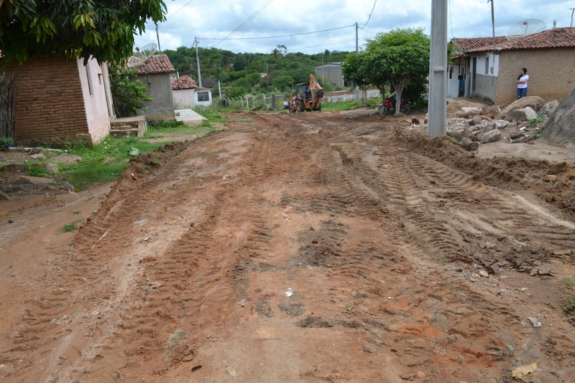 Sonho sendo iniciado. Rua Santana do Seridó começou serviços de terraplenagem