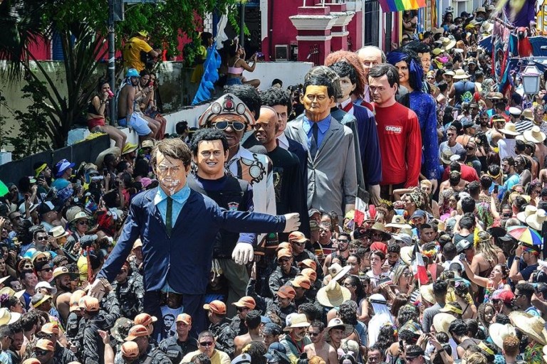 Em Olinda e Recife, boneco gigante de Bolsonaro faz sucesso e tem recepção aos gritos de ‘mito’