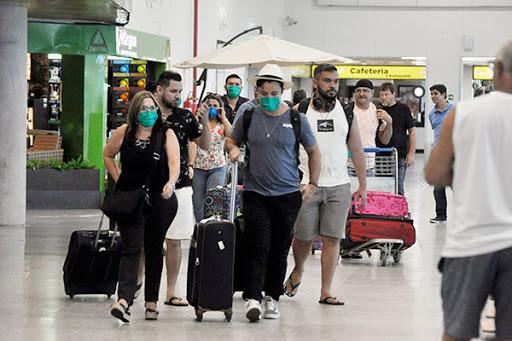 Organização Mundial de Saúde pede que viajantes usem máscaras contra nova variante da covid-19