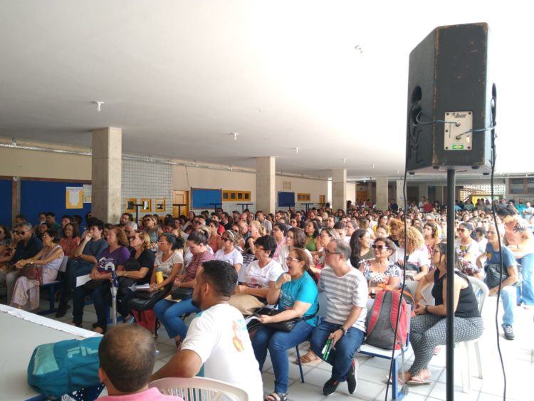 Governo do RN não apresenta contraproposta e professores permanecem em greve