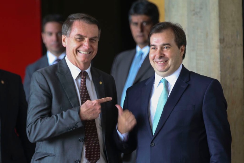Futuro de Bolsonaro está nas mãos de inimigo Rodrigo Maia.
