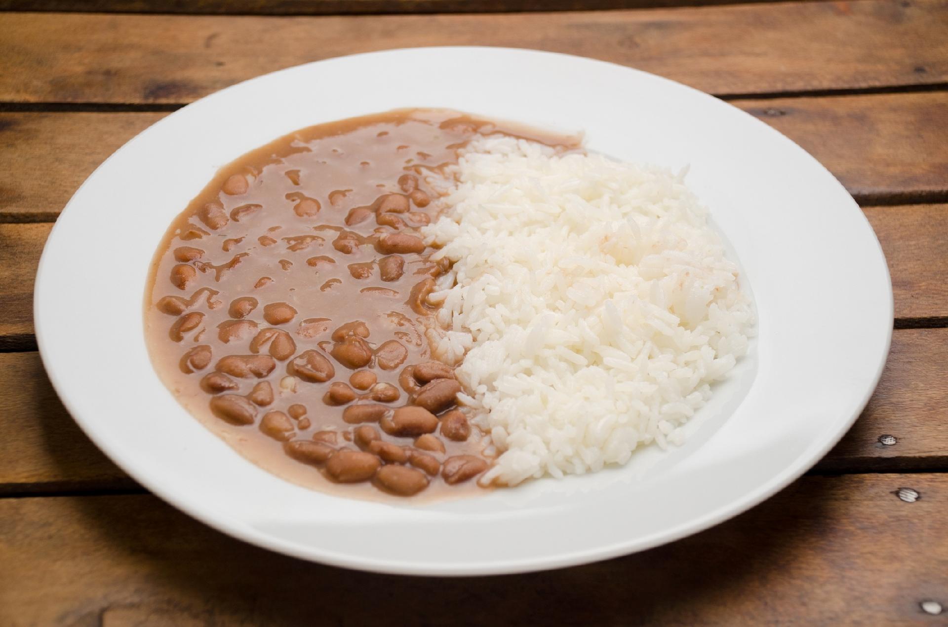 Mistura de arroz com feijão na mesa dos brasileiros cai 40% em 15 anos
