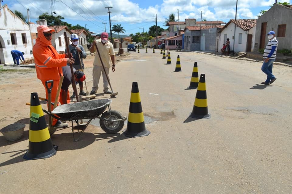 Prefeitura de Cerro Corá realiza tapa buracos na Rua Marcos Viana