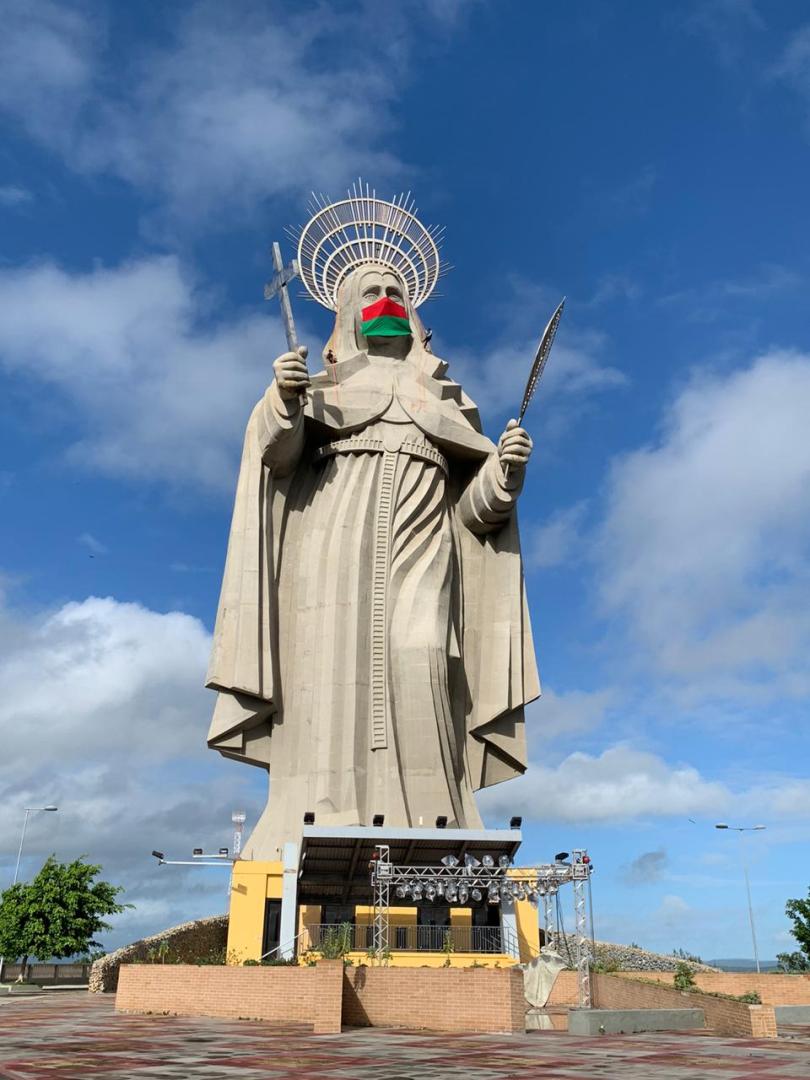 Maior imagem católica do mundo recebe máscara simbolizando combate ao coronavírus em Santa Cruz