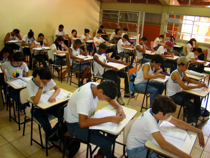 Professores brasileiros sofrem com excesso de alunos e más condições de trabalho