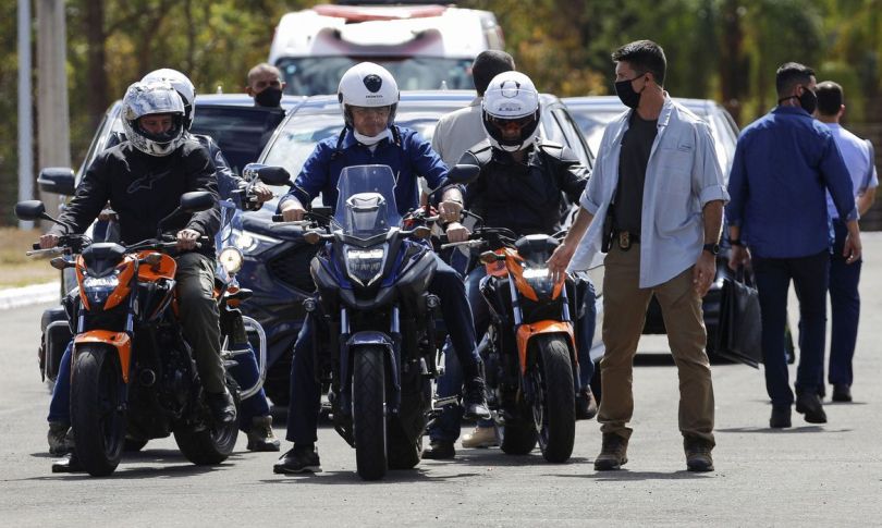 Após passeio de moto, Bolsonaro promete isentar motociclistas de pedágio