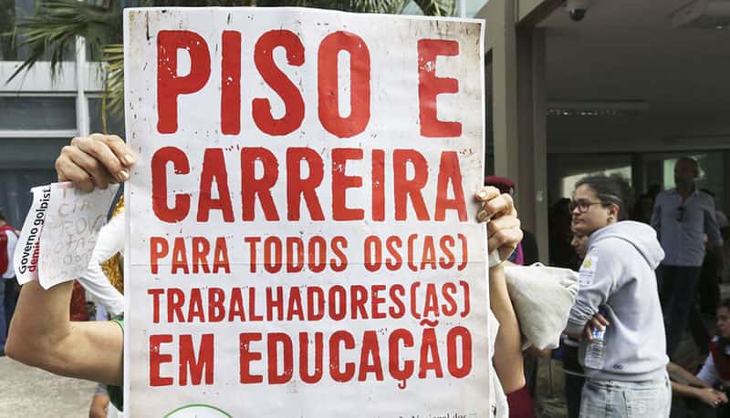 Bolsonaro quer “zerar” reajuste do piso salarial de professores