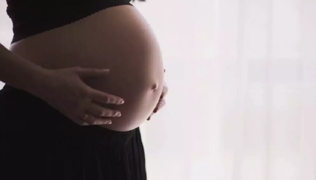 Salário-maternidade pode ser estendido para mães em caso de internação