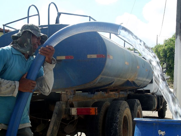 Governo Bolsonaro volta a cortar verba de carros-pipa e deixa NE sem água
