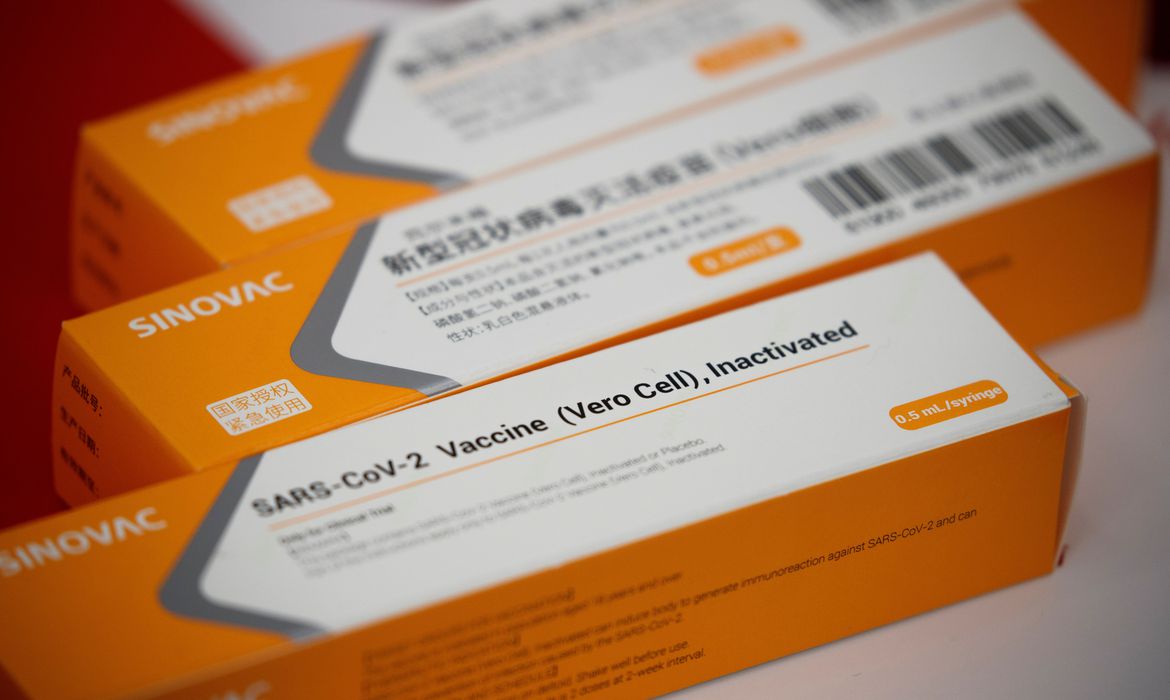 AstraZeneca quer elevar produção de vacinas para 200 milhões de doses mensais até abril