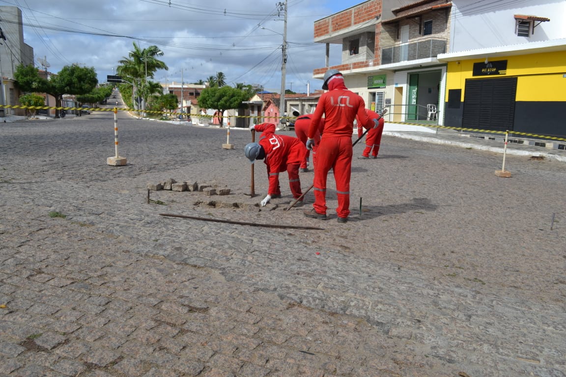 Rotatória no cruzamento das Ruas Gracindo Deitado com Bevenuto Pereira finalmente está sendo feita