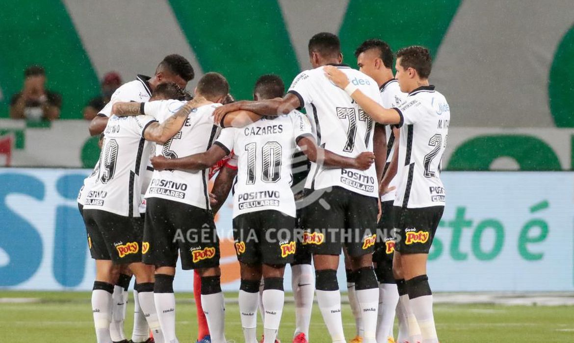 O Corinthians anunciou surto de covid-19, com dez jogadores infectados