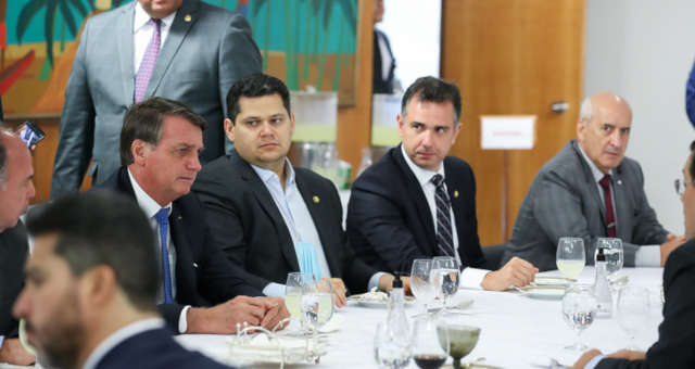 Em 2018, ainda em campanha, Bolsonaro assumiu compromisso de reduzir o número de ministérios e recusar acordos que negociassem cargos em troca de apoio.