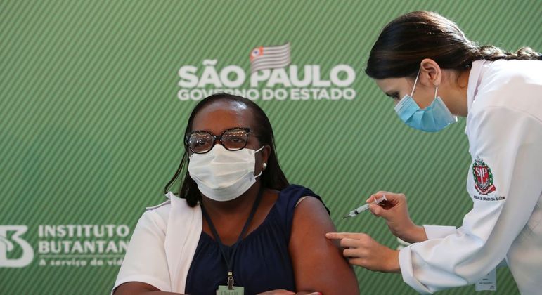 A imagem mais esperada dos últimos tempos no Brasil, a primeira pessoa vacinada contra Covid-19
