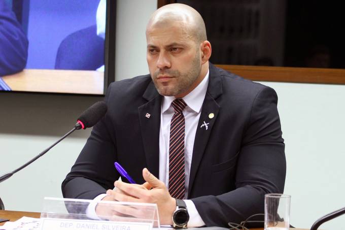 Câmara decide manter Daniel Silveira preso, com 364 votos a favor