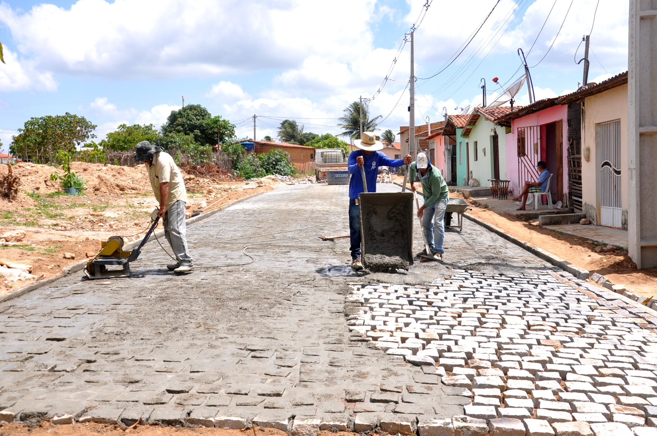 Construtora JVA concluindo serviços de drenagem superficial e pavimentação em paralelepipédico em Cerro Corá