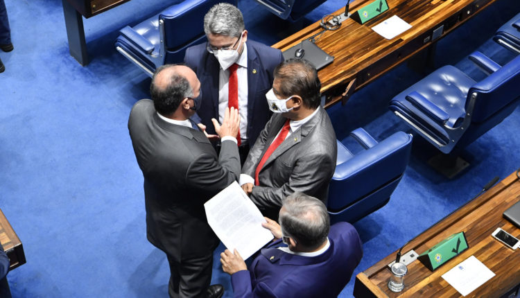 Senadores devem retirar Bolsa Família do ajuste fiscal da PEC Emergencial