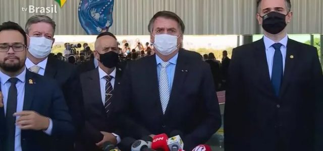 Jair Bolsonaro cita tratamento precoce e anuncia criação de comitê para coordenar prioridades da pandemia