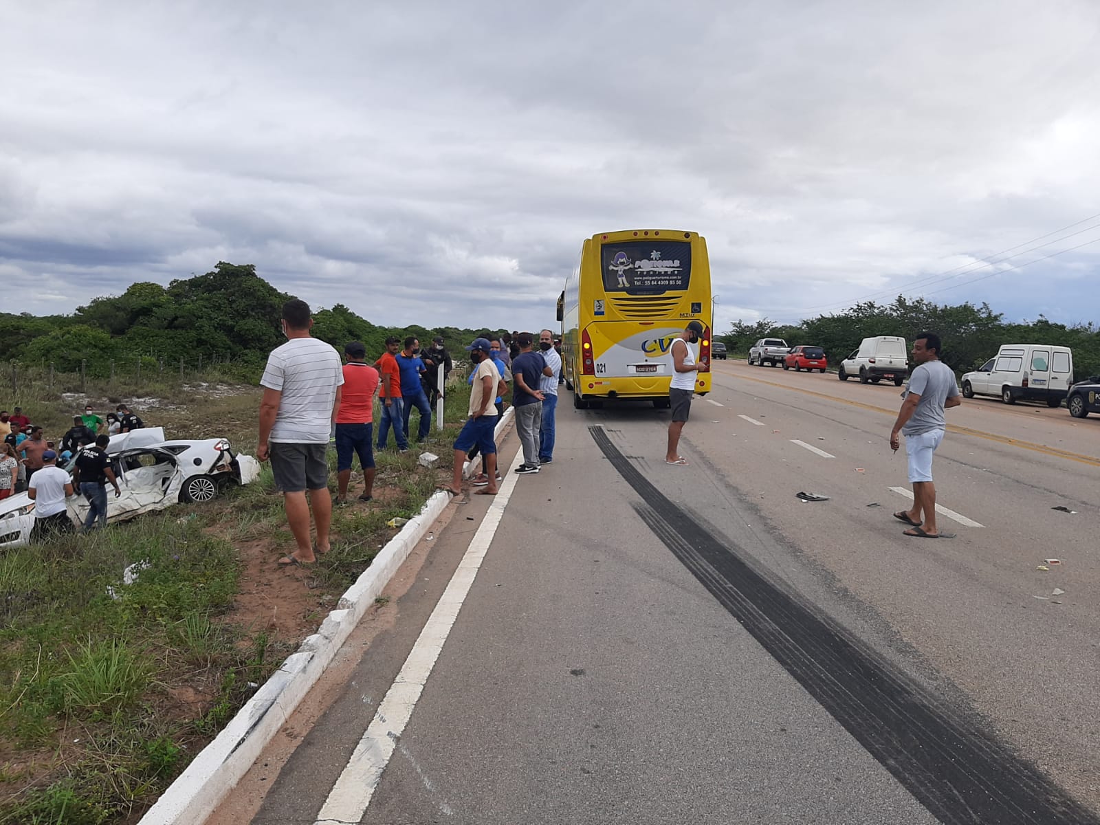 Acidente entre ônibus e carro causa duas mortes na BR-101, em Rio do Fogo