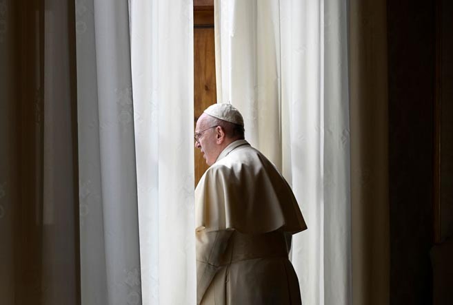Papa está caminhando e se alimentando após cirurgia, diz Vaticano