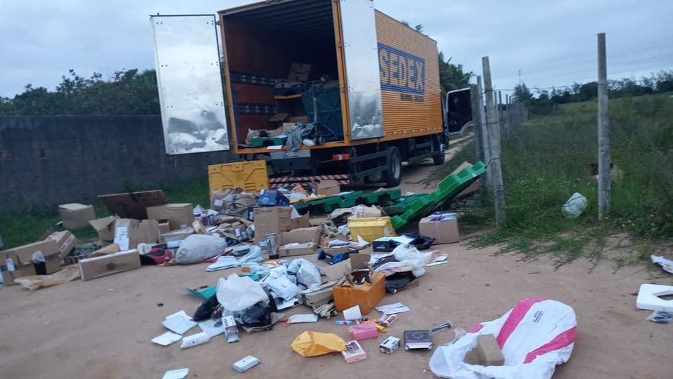 Criminosos agridem motorista e saqueiam caminhão dos Correios em Macaíba