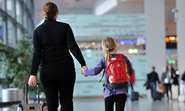 Cartórios passam a emitir autorização pela internet para que crianças e adolescentes viagem para o exterior