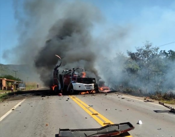Criminosos explodem carro-forte no sertão do Ceará