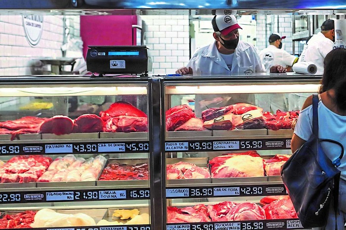 Carne bovina vira ‘artigo de luxo’ e consumo cai 50% no Brasil