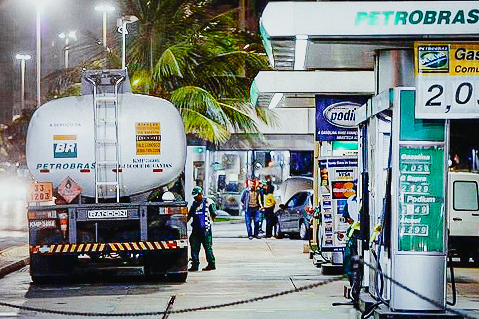 Petrobras tem margem para baratear preço do litro da gasolina em R$ 0,35