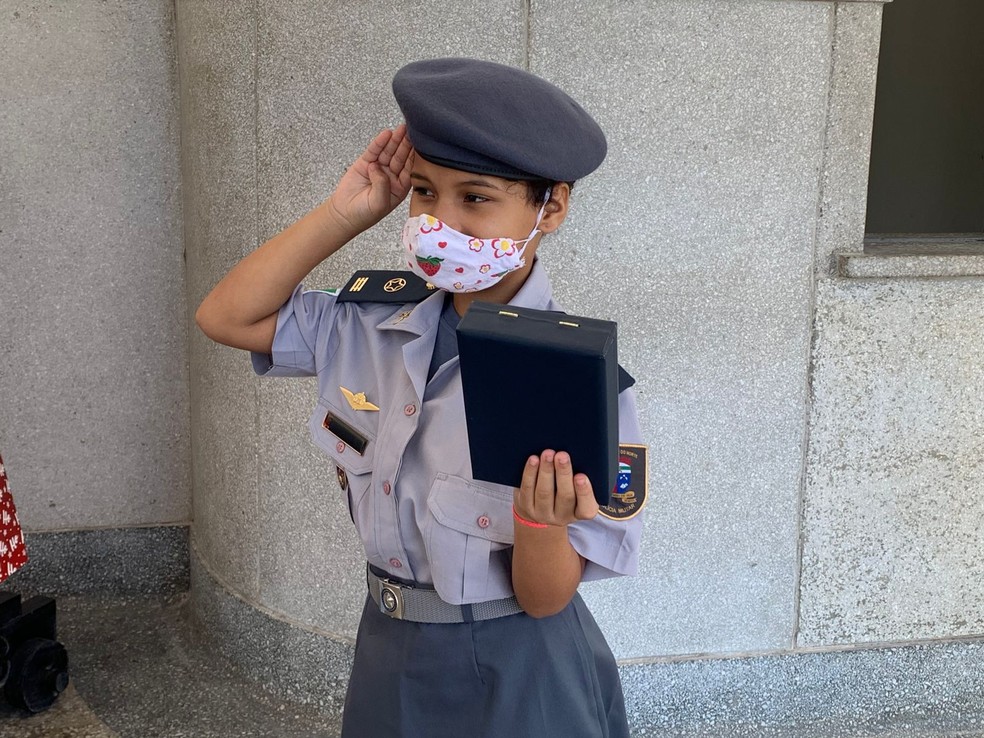 SESED realiza sonho natalino e menina de 9 anos se torna “policial militar por um dia”