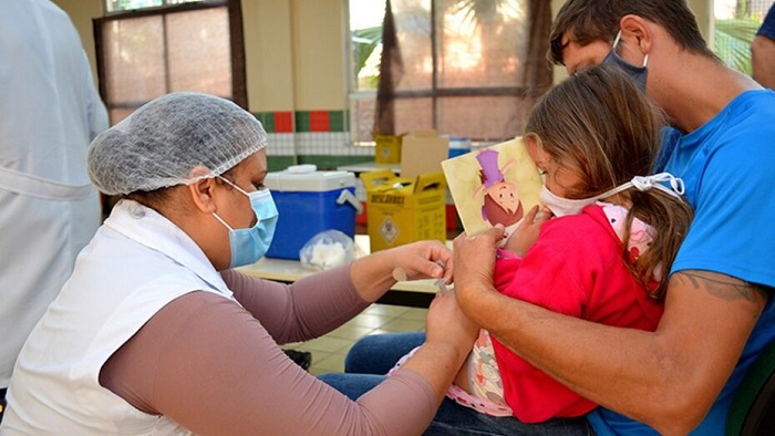 Pais que recusarem vacina podem perder a guarda de filho, diz juiz