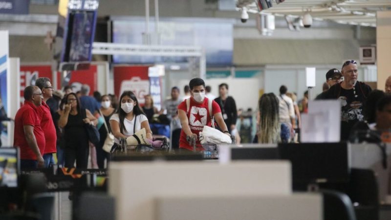 Centenas de voos são cancelados em meio a avanço de covid-19 e gripe