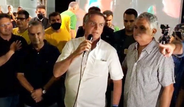 Bolsonaro diz que “pesquisa mentirosa” não ganhará a eleição e que disputa não é “esquerda contra direita” e sim do “bem contra o mal”