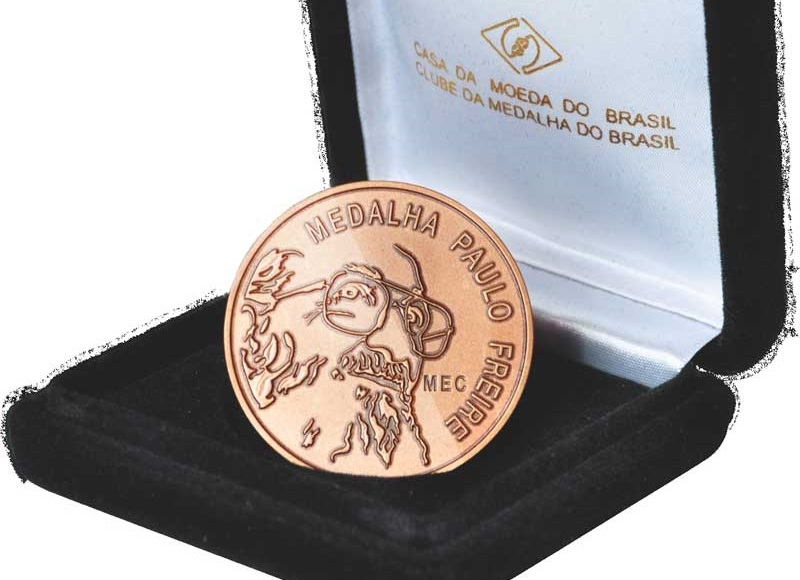 Governo Bolsonaro acaba com medalha em homenagem a Paulo Freire