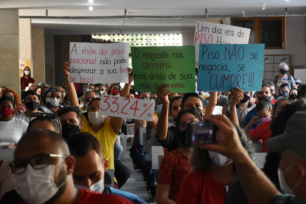 Em greve, professores aprovam contraproposta enviada ao Governo e define próximas atividades