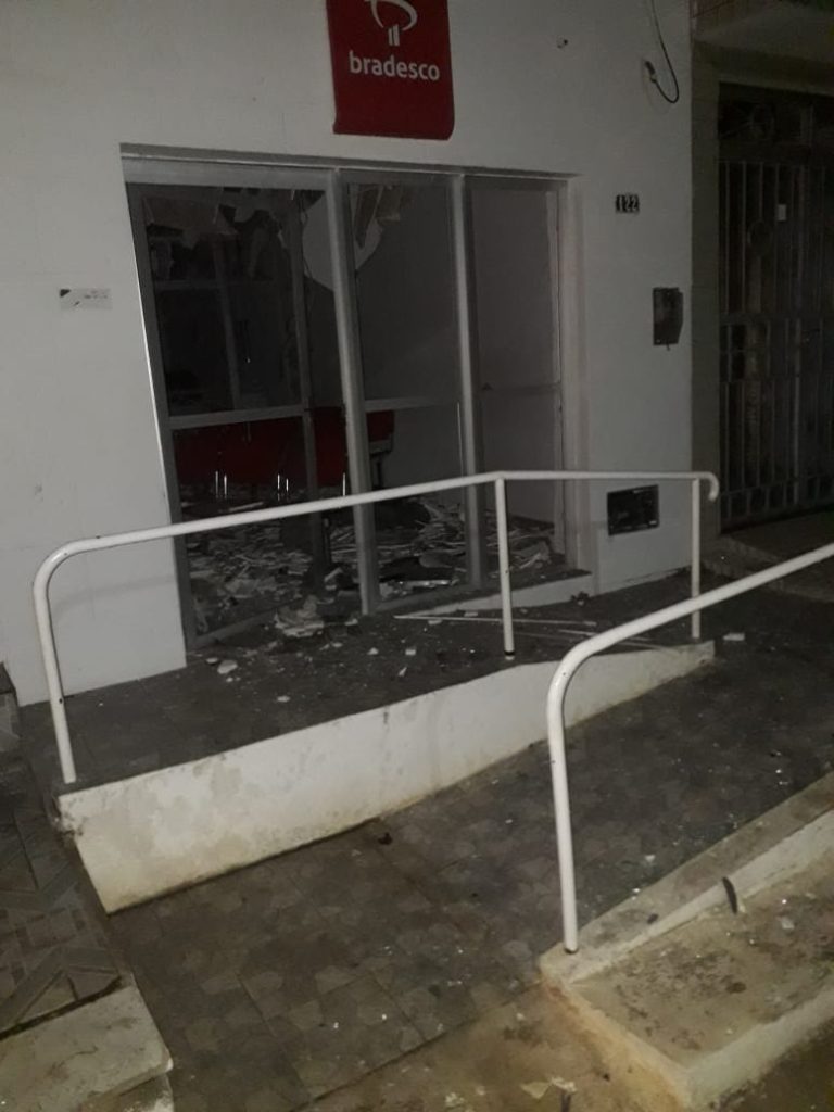 FOTOS: Bandidos explodem banco em cidade do Alto Oeste do RN