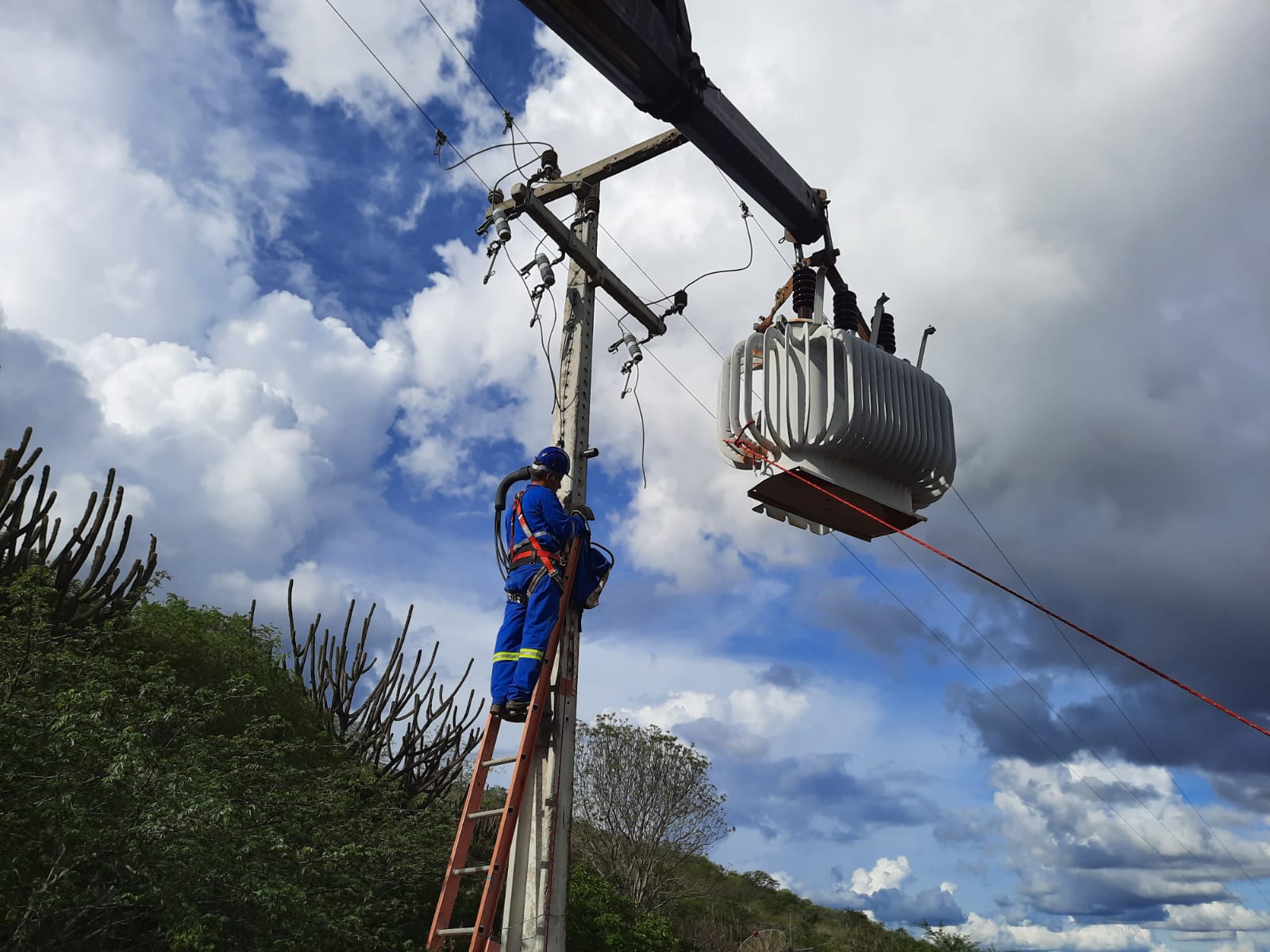 Novo transformador foi instalado neste sábado para restabelecer o abastecimento de água na zona urbana em Cerro Corá