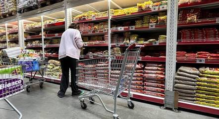Para conter inflação, governo zera imposto de importação de alimentos