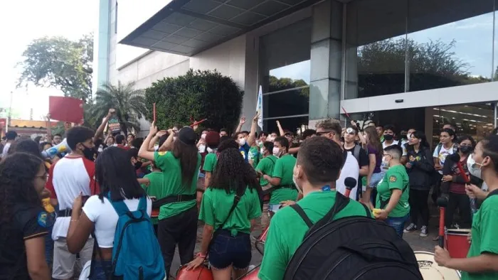 Estudantes de natal fazem protesto contra os cortes do governo federal na educação de ensino superior