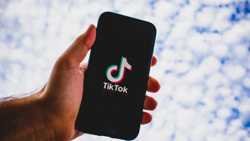 Governo federal manda TikTok remover conteúdos impróprios para menores; Rede social tem 72 horas para cumprir a ordem