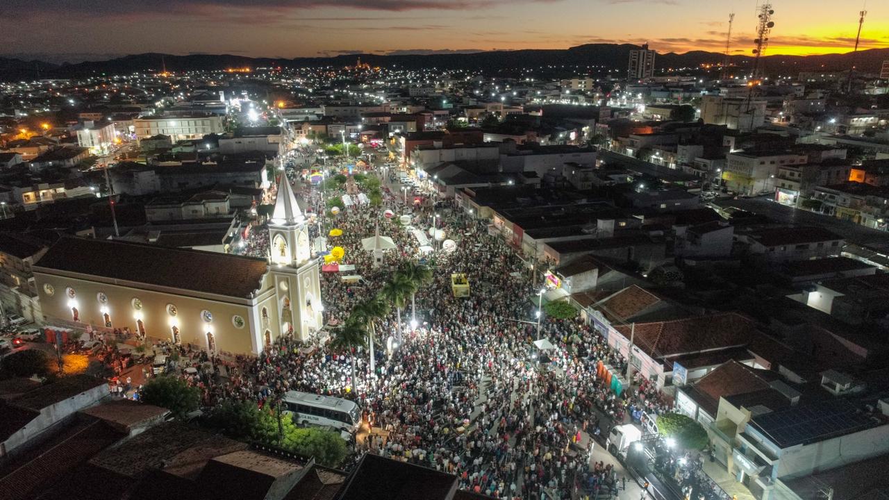 Currais Novos reúne milhares de fiéis em procissão de Sant’Ana